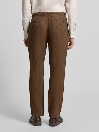 Männermodel trägt Leinenhose mit Schnürung und Gesäßtaschen von MCNEAL in Braun, Regular-Fit, reine Leinen, Ganzkörperansicht Rückansicht. Bundweite 45 cm, Innenbeinlänge 84 cm, Größe M.