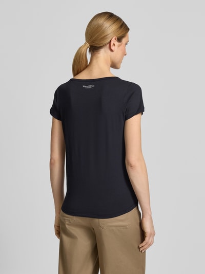Vrouwenmodel draagt Regular Fit T-Shirt aus reiner Baumwolle van Marc O'Polo, effen, kort mouw, jersey van puur katoen, rugaanzicht full body.