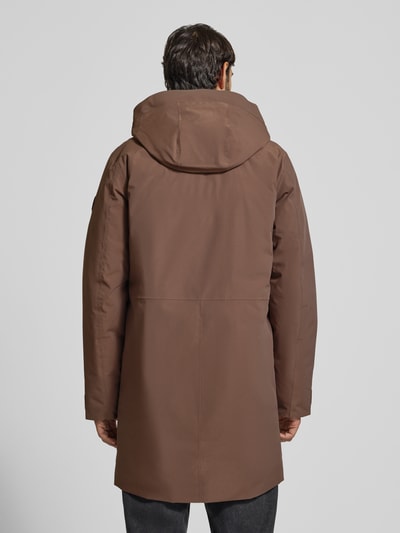 Mężczyznamodel nosi Parka mit Kapuze Modell 'HEKTOR' od Didriksons, krój regular fit, brązowy, z kapturem, widok całej sylwetki z tyłu