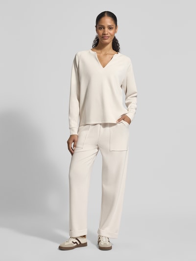 Frauenmodel trägt Sweatpants mit Eingrifftaschen und Aufschlag von Christian Berg Woman aus Modal-Mix im Relaxed-Fit, Ganzkörperansicht von vorne.