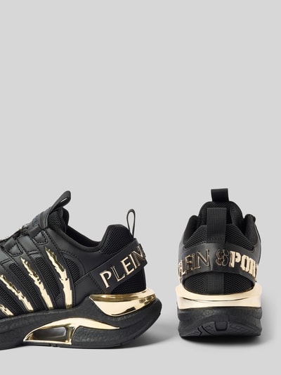 Produktfoto, Herren Sneaker mit Schnürverschluss Modell 'GLADIATOR' von PLEIN SPORT, Schwarz mit goldfarbenen Label-Details, Material-Mix, abgerundete Spitze, strukturierte Sohle, Absatzhöhe 6 cm, Schafthöhe 7 cm, Schaftweite 8 cm.