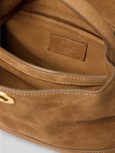 Produktfoto, Handtasche aus Leder Modell 'MONTE' von MANGO mit Steppnähten, goldener Schnalle, sichtbarer Innenraum und Label, Echtleder, Detailansicht