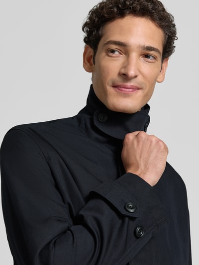 Männermodel trägt Regular Fit Mantel aus Baumwoll-Mix Modell 'Maver2631' von HUGO, unifarben, Nahaufnahme Oberkörper.