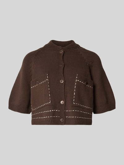 Produktfoto, Regular Fit Cardigan mit Viskose-Anteil von Stefanel in Braun mit Strick-Optik, Stehkragen, Halbarm, aufgesetzte Taschen, Knopfleiste, sichtbare Ziernähte, elastische Abschlüsse, Materialmix mit Baumwolle und Viskose