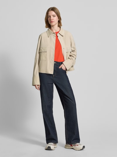 Frauenmodel trägt Lederjacke mit Pattentaschen Modell 'Era' von Peuterey in Beige, Gerader-Schnitt, Kentkragen, Druckknopfverschluss, Label-Patch, Ganzkörperansicht von vorne.
