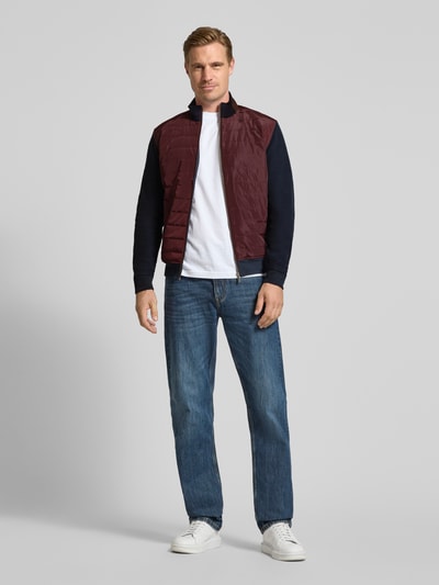 Männermodel trägt Sweatjacke mit Stehkragen und Reißverschluss von bugatti in Bordeaux und Dunkelblau, Baumwoll-Mix, Ganzkörperansicht von vorne.