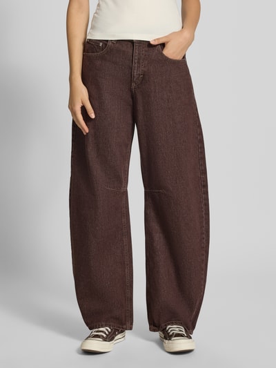 Frauenmodel trägt Barrel Fit Jeans im 5-Pocket-Design von Topshop, reine Baumwolle, dunkelbraun, lockere Passform, Ganzkörperansicht von vorne.