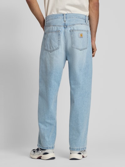 Männermodel trägt Jeans im 5-Pocket-Design Modell 'Landon' von Carhartt Work In Progress aus Reine Baumwolle, Straight Fit, Ganzkörperansicht Rückansicht.