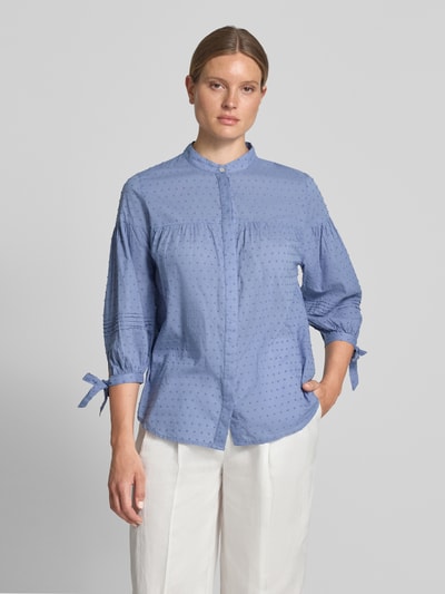 Frauenmodel trägt Regular Fit Bluse mit 3/4-Arm und Knotendetails von Christian Berg Woman aus reiner Baumwolle im Allover-Look, Ganzkörperansicht von vorne