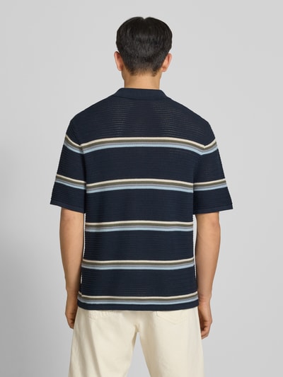 Männermodel trägt Regular Fit Poloshirt mit Streifenmuster Modell 'MAINE' von Jack & Jones, reine Baumwolle, Rückenlänge 70 cm, Ganzkörperansicht Rückansicht.
