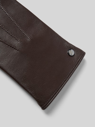 Produktfoto, Handschuhe aus echtem Leder von Roeckl in Dunkelbraun mit Ziernähten, Fleece-Innenfutter, metallic Label-Detail, Smartphone tauglich
