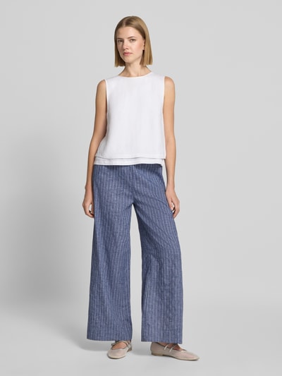 Frauenmodel trägt Wide Leg Hose mit Tunnelzug Modell 'HEIFA' von Neo Noir in Blau-Weiß mit Streifen aus reiner Baumwolle, Ganzkörperansicht von vorne.