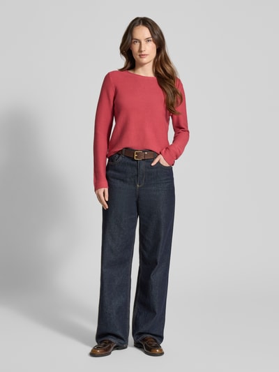 Frauenmodel trägt Regular Fit Strickpullover aus reiner Baumwolle von Tom Tailor, unifarben, Rundhals, Rippstrick, Ganzkörperansicht von vorne.