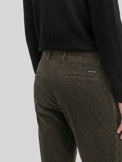 Marc O'Polo Tapered Fit Cordhose aus Baumwolle mit Bundfalten Dunkelbraun 3