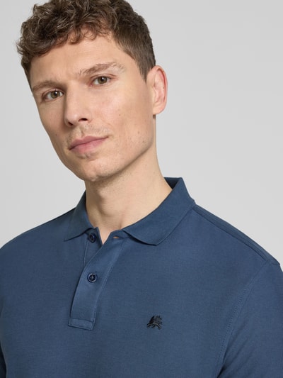 Mężczyzna nosi Regular Fit Koszulka polo z wyhaftowanym logo model 'Performance' od Lerros z mieszanki bawełny, z krótkim rękawem, długość tyłu w rozmiarze M 72 cm, zbliżenie na górną część ciała.