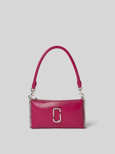 Produktfoto, Pochette aus echtem Rindsleder von Marc Jacobs in kräftigem Pink mit Ketten-Optik, Hauptfach mit Reißverschluss, Logo-Detail, abnehmbarer Trageriemen, Breite 21 cm, Länge 12 cm, Tiefe 4 cm.