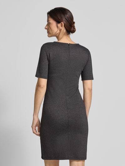 Frauenmodel trägt knielanges Kleid aus Viskose-Mix Modell 'CHARLIE' von GUIDO MARIA KRETSCHMER WOMAN in Dunkelgrau, Figurbetont, 1/2-Arm, Rückansicht Ganzkörperansicht.
