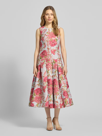 Kobiece modelka nosi Regular Fit Midikleid mit floralem Allover-Stitching od Adrianna Papell, elastyczna mieszanka materiałów, krój regular fit, sukienka midi, kwiatowy haft na całej powierzchni, linia a, bez rękawów, okrągły dekolt, taliowany krój, długość tyłu w rozmiarze 36: 115 cm, szerokość w rozmiarze 36: 41 cm, widok całej sylwetki z przodu.