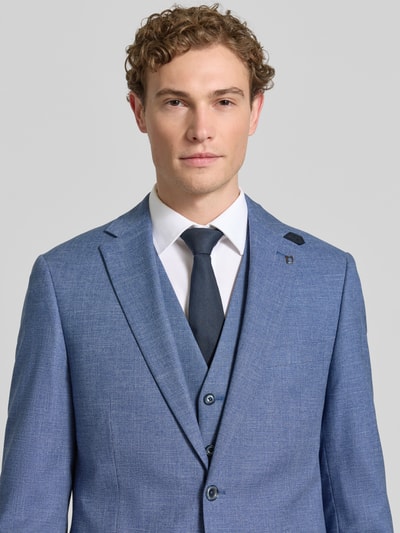 Mężczyzn model nosi marynarka na 2 guziki Modern Fit z mieszanki materiałów z dodatkiem wiskozy, model 'Ezzo' od DIGEL, kołnierz z połami, kieszenie z patką, długość tyłu w rozmiarze 50: 74 cm, szerokość w rozmiarze 50: 45 cm, długość rękawów w rozmiarze 50: 64 cm, zbliżenie na górną część tułowia