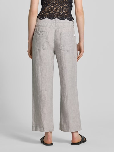 Frauenmodel trägt Culotte aus Leinen mit Eingrifftaschen Modell 'Nora' von MAC, Damen Culotte Wide-Fit, graue Textur, Ganzkörperansicht Rückansicht.