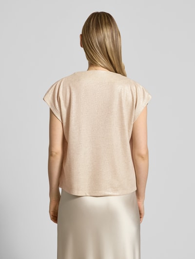Frauenmodel trägt Damen T-Shirt mit Wasserfall-Ausschnitt Modell 'Kevine' von Someday, Material-Mix mit Viskose-Anteil, Regular-Fit, Rückenlänge bei Größe 36: 58 cm, dezenter Glanz in Beige, glatte Textur, Ganzkörperansicht Rückansicht.