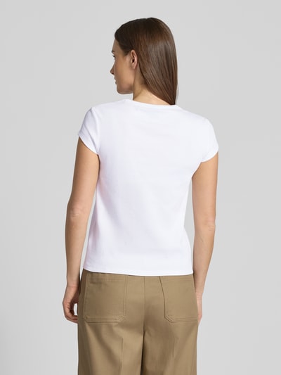 Frauenmodel trägt Slim Fit T-Shirt aus Baumwoll-Mix Modell 'C_ECUTE' von BOSS Orange, unifarben weiß, Rundhals, Label Stitching, Ganzkörperansicht Rückansicht.