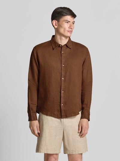 Männermodel trägt Regular Fit Leinenhemd mit Kentkragen von GAP in Braun, sichtbare Knopfleiste, strukturierte Leinen-Oberfläche, Ganzkörperansicht von vorne. Rückenlänge bei Größe M: 71 cm, Schulterbreite: 49 cm, Ärmellänge: 64 cm, reines Leinen.