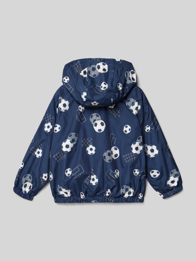 Junge trägt Jacke im Allover-Look mit Kapuze von Mayoral, Regular-Fit, dunkelblau mit Fußballmotiven, Rückenlänge 44 cm, Ganzkörperansicht Rückansicht.