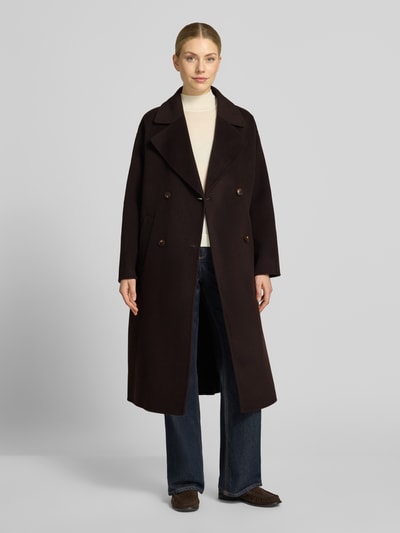 Kobiece modelka nosi Relaxed Fit płaszcz z czystej wełny z listwą z 2 guzikami od Milano Italy, kolor ciemnobrązowy, wpuszczane kieszenie, Kołnierz z połami, długość tyłu w rozmiarze 36: 115 cm, szerokość ramion w rozmiarze 36: 45 cm, szerokość w rozmiarze 36: 56 cm, długość rękawów w rozmiarze 36: 55 cm, faktura gładka, widok całej sylwetki z przodu.