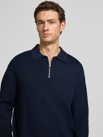 Mannelijk model draagt Relaxed Fit pullover uit zuivere viscose model 'TELLER' van Selected, look: effen, gebreide look, structuur, polokraag, hooggesloten hals, lange mouwen, mouwboord en rompzoom geribd, ritssluiting, fijngebreid, materiaal: viscose, Nahaufnahme Oberkörper.