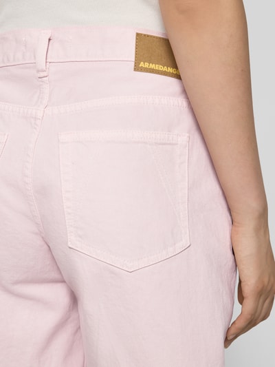 Frauenmodel trägt Regular Fit Jeansshorts aus reiner Baumwolle Modell 'THALINAA' von Armedangels in zartem Rosa, Nahaufnahme Rückansicht, Damen Jeansshorts von Armedangels.