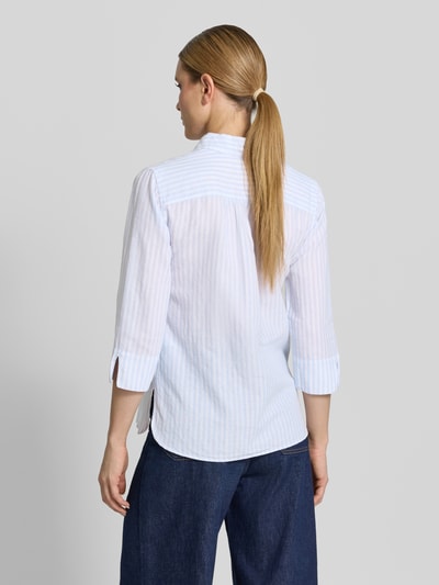 Frauenmodel trägt Regular Fit Hemdbluse aus reiner Baumwolle Modell 'VIKI' von Brax mit Allover-Muster, 3/4-Arm, Ganzkörperansicht Rückansicht.