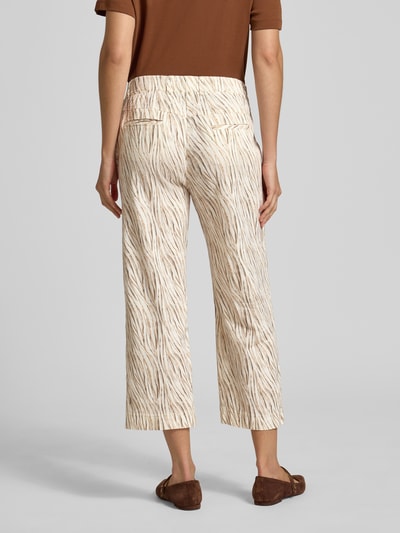 Frauenmodel trägt Slim Fit Culotte aus Leinen-Mix Modell 'PAM CULOTTE' von Raphaela By Brax, Optik:Allover-Muster, Cropped, Paspeltaschen, Ganzkörperansicht Rückansicht.