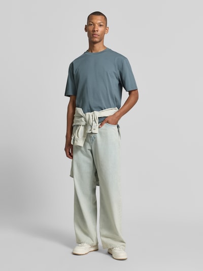 Männermodel trägt Oversized T-Shirt aus reiner Baumwolle von Lindbergh in Blau, Herren T-Shirt, lockere Passform, Halbärmeliges-Design, Ganzkörperansicht von vorne.