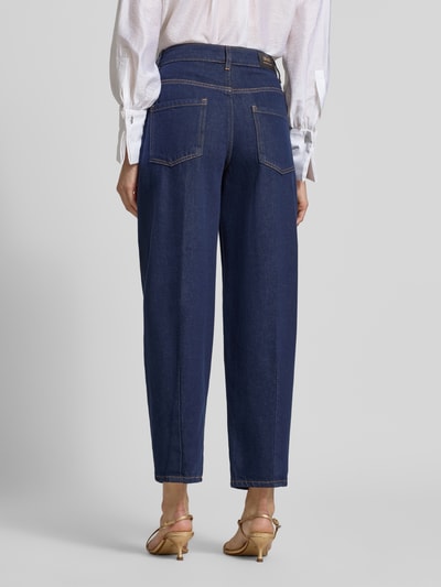 Frauenmodel trägt Barrel Fit Jeans aus reiner Baumwolle mit Strasssteinbesatz von Liu Jo White, dunkles Blau, 5-Pocket, Ganzkörperansicht Rückansicht.