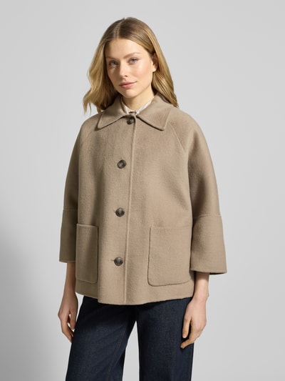 Frauenmodel trägt Relaxed Fit Jacke aus Woll-Mix mit Umlegekragen von Fuchs Schmitt, beigefarbene strukturierte Oberfläche, aufgesetzte Taschen, 3/4-Arm, Knopfleiste, Rückenlänge 73 cm, Schulterbreite 42 cm, Brustweite 56 cm, Ärmellänge 40 cm, Ganzkörperansicht von vorne.