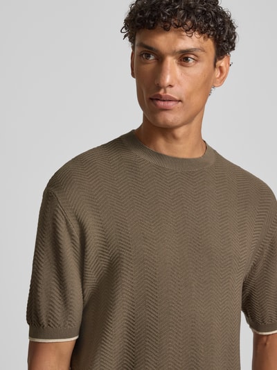 Männermodel trägt Strickshirt mit Strukturmuster und Rundhalsausschnitt von Emporio Armani in Braun, Reine Baumwolle, Regular-Fit, Nahaufnahme Oberkörper. Rückenlänge bei Größe M 65 cm.