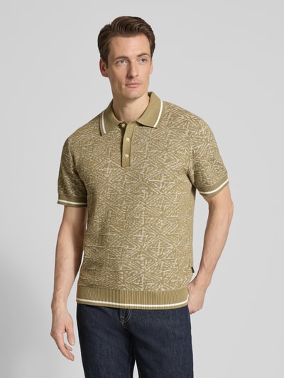 Männermodel trägt Regular Fit Poloshirt im Allover-Look von Jack & Jones Premium, reine Baumwolle, Polokragen, Knopfleiste, Ganzkörperansicht von vorne.