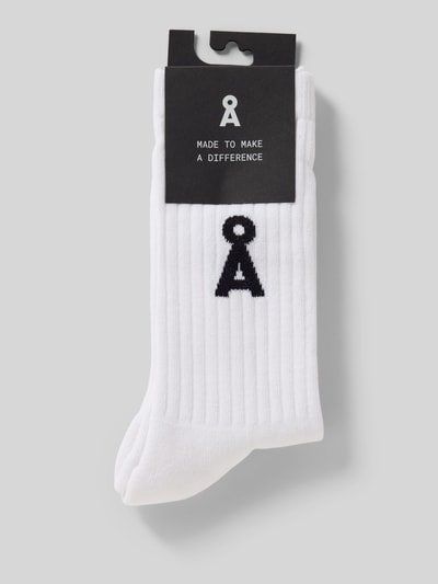 Produktfoto, Socken aus Baumwoll-Mix Modell 'SAAMUS BOLD' von Armedangels, Optik: Unifarben, Label-Schriftzug, Logo-Detail, Bundabschluss: Gerippt, Materialverarbeitung: Stretch