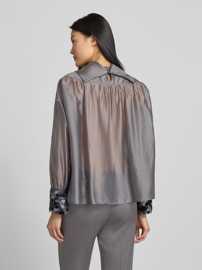 Vrouwenmodel draagt Bluse aus Viskose-Mix mit Rollkragen und Pailletten van Luisa Cerano, grijs, regular fit, rugaanzicht, pailletten op mouwen.