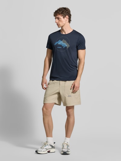 Männermodel trägt Regular Fit T-Shirt mit Rundhalsausschnitt Modell 'Bearden' von Icepeak, dunkelblau, Logo-Print, Ganzkörperansicht von vorne
