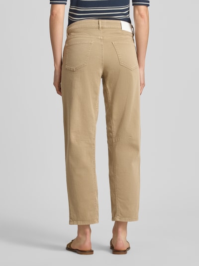 Frauenmodel trägt Relaxed Fit Jeans Modell 'Melly' von OPUS PANTS aus Baumwoll-Mix mit Stretch-Anteil, beige, Eingrifftaschen, Ganzkörperansicht Rückansicht.
