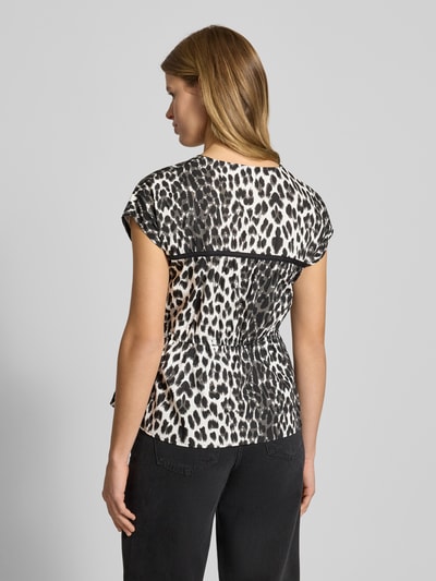 Frauenmodel trägt Blusenshirt mit V-Ausschnitt Modell 'Freya' von OH APRIL in Schwarz-Weiß mit Schleifen-Details, Reine Baumwolle, Lockerer-Schnitt, Rückenlänge bei Größe S: 59 cm, Ganzkörperansicht Rückansicht.