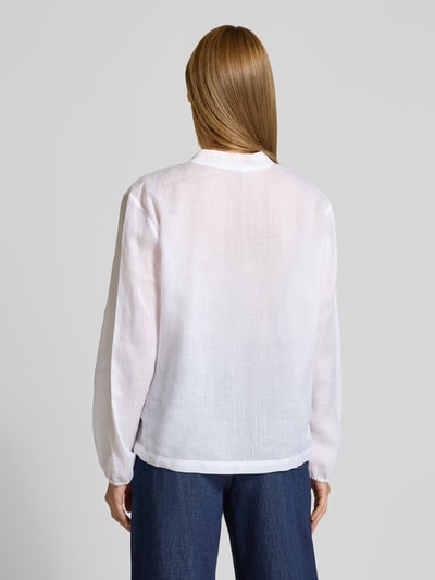 Frauenmodel trägt Regular Fit Bluse mit V-Ausschnitt und Tunnelzug von Marc Cain, reine Baumwolle, semitransparent, gerade Formen, Ganzkörperansicht Rückansicht.