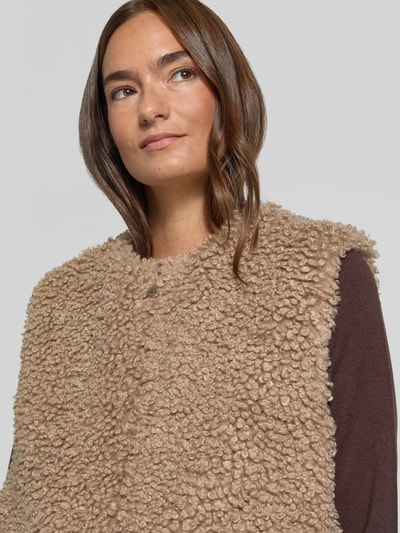 Frauenmodel trägt Relaxed Fit Weste mit Teddystruktur Modell 'Wikara' von OPUS aus beigem Fleece mit Strukturmuster, Nahaufnahme Oberkörper.
