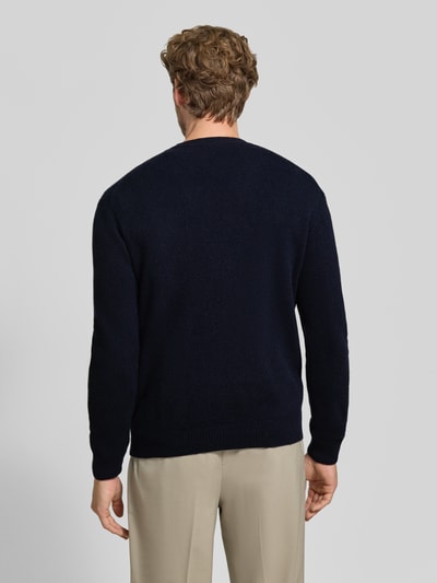 Męski model nosi kardigan z mieszanki bawełny o kroju regular fit, Model 'KARL' od Casual Friday, ciemny granat, gładka faktura, długość tyłu w rozmiarze M: 70 cm, długość rękawów: 70 cm, widok całej sylwetki z tyłu.