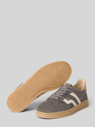 Productfoto, sneakers van puur leer model 'Cuzima' van GANT voor dames in grijs met beige en witte details, textuur zichtbaar