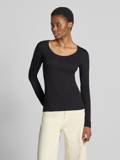 Vrouwenmodel draagt zwart shirt met lange mouwen van mix van katoen en modal, Slim Fit Langarmshirt aus Baumwoll-Modal-Mix Modell 'Sorana' van OPUS, Dames, vooraanzicht volledige lichaamsopname