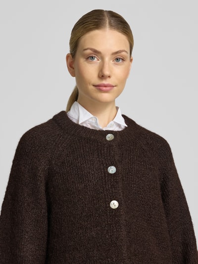 Vrouwenmodel draagt Relaxed Fit cardigan met wol, Model 'Lulu' van FREE/QUENT, tricotlook, elastische materiaalmix, 3/4-mouw, ruglengte maat S 59 cm, mouwlengte maat S 48 cm, nahaufnahme bovenlichaam.
