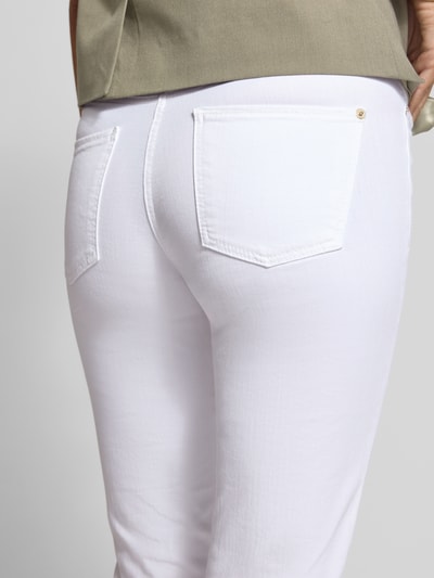 Frauenmodel trägt Slim Fit Jeans aus Baumwoll-Mix Modell 'PIPER' von Cambio, Optik: Unifarben, Nahaufnahme Rückansicht.